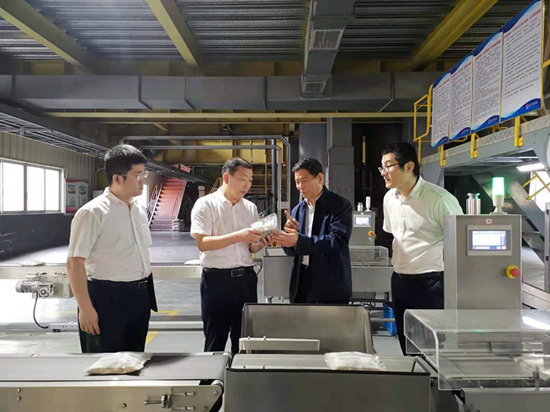 中国建筑材料联合会原会长乔龙德一行到公司调研
