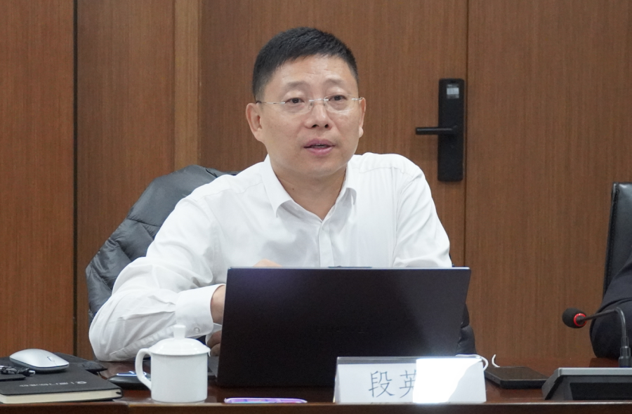 中建材投资常务副总裁卢浩一行莅临厦门标准砂调研指导